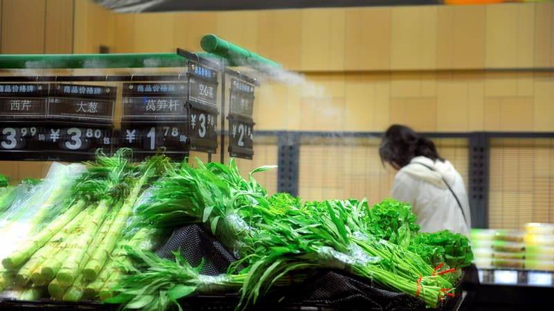 超市生鲜区的喷雾保鲜蔬菜货架与中文价签，示意食品健康行业的供应商与品类管理