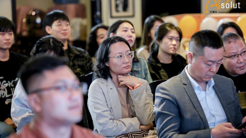 行业分享会现场，客户代表交流供应链数字化经验