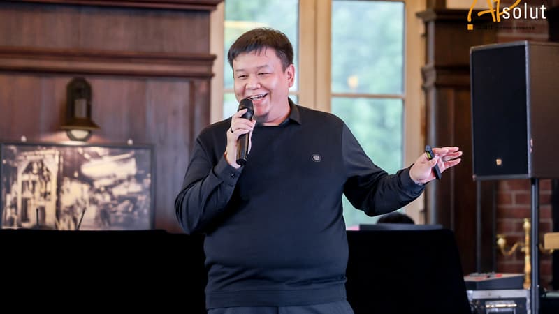 战略寻源研讨会现场，讲师手持麦克风讲解方案